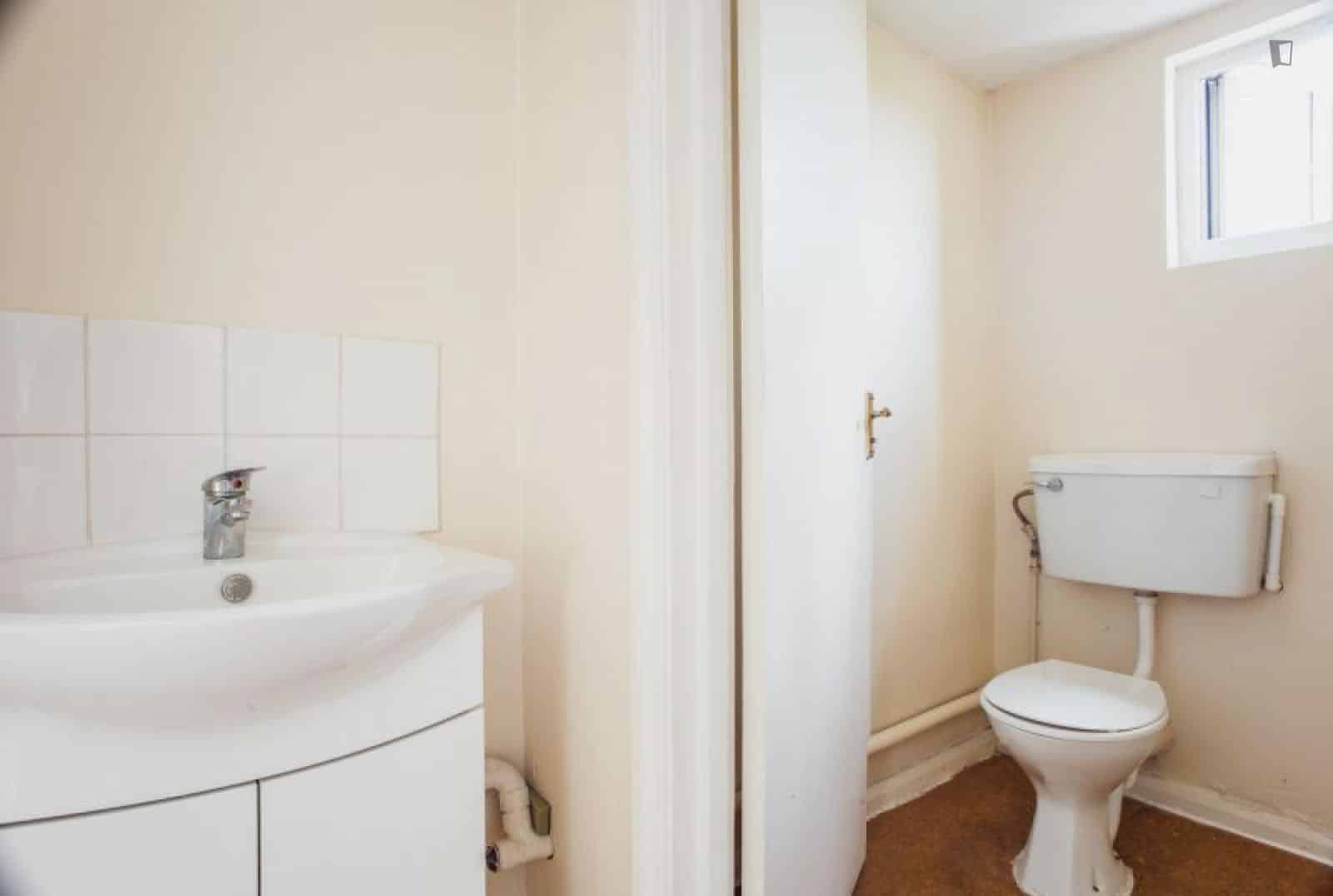 Room in a 9 Bedroom Apartment, Kilburn High Rd, London, NW6 7JN - London, England, United Kingdom - Bedroom 3 - Bathroom