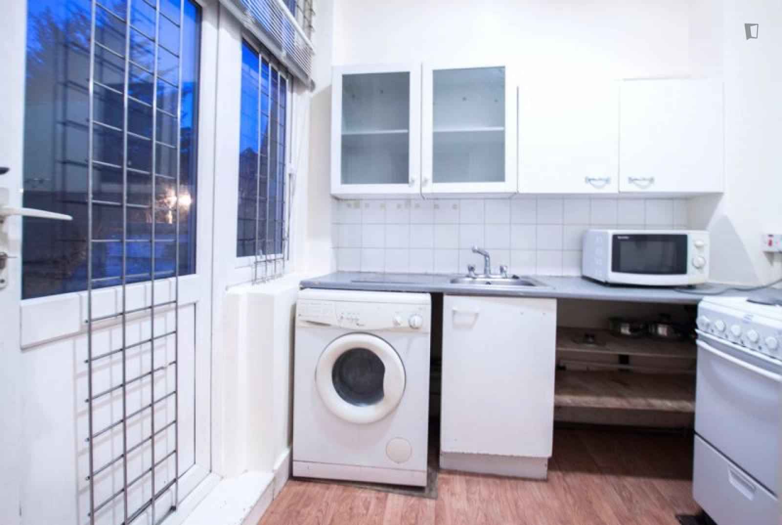 Bedroom 6 - Bathroom?w=400&h=260&fit=crop&q=40&auto=format&trim=auto