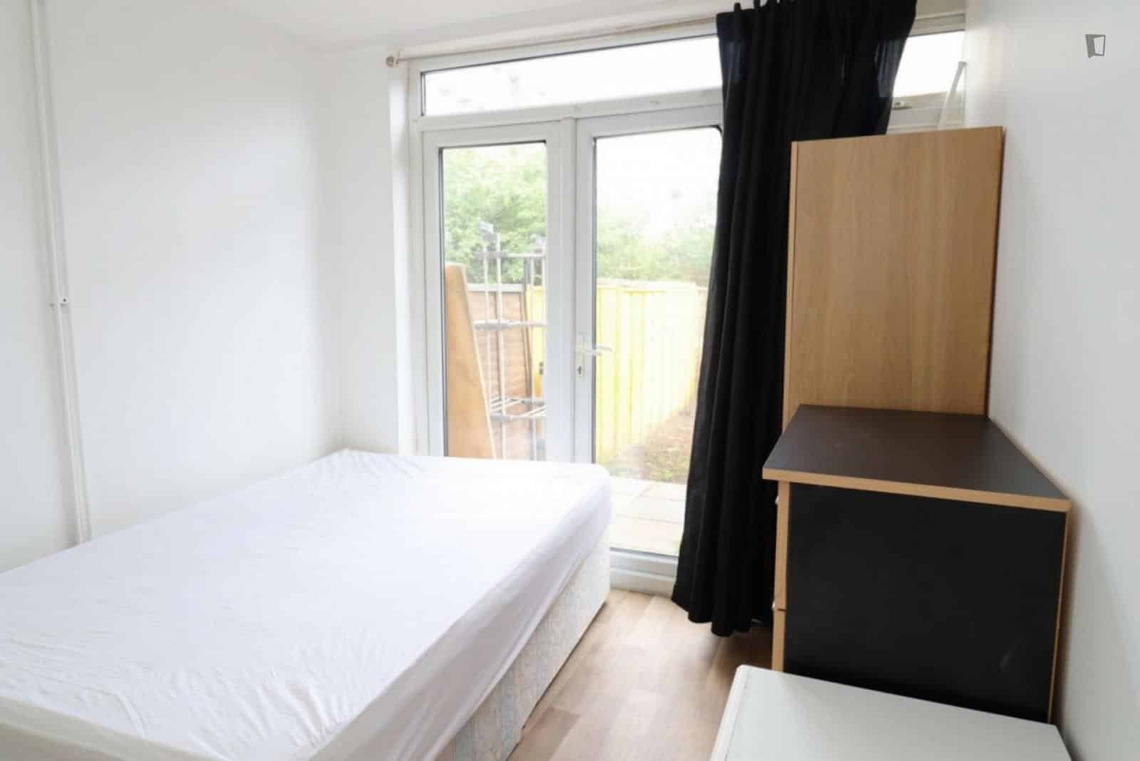 Bedroom 4 - Bathroom?w=400&h=260&fit=crop&q=40&auto=format&trim=auto