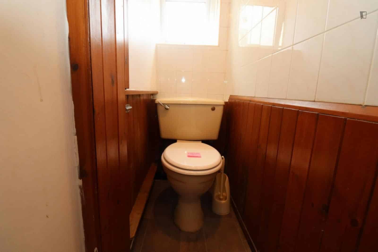 Room in a 5 Bedroom Apartment, Hereford St, London, E2 6EX - London, England, United Kingdom - Bedroom 3 - Bathroom