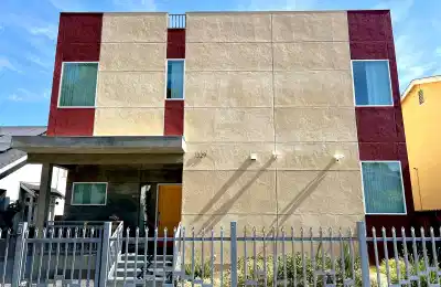 Common Area?w=400&h=260&fit=crop&q=40&auto=format&trim=auto