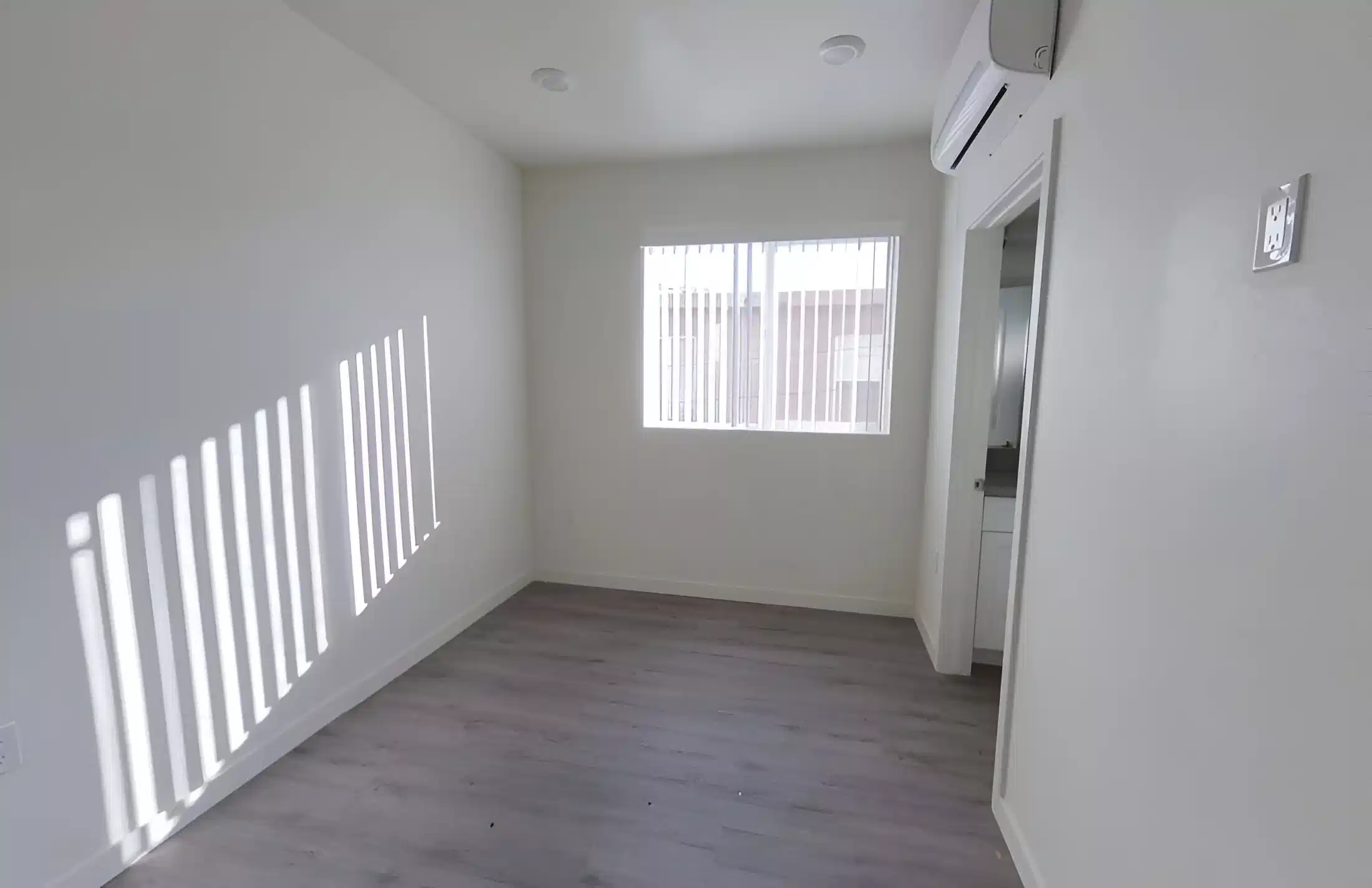 Exterior?w=400&h=260&fit=crop&q=40&auto=format&trim=auto