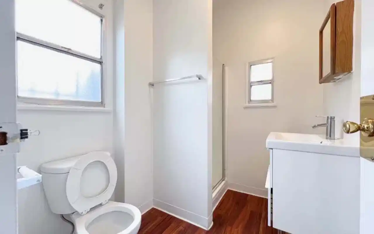 1235 W 37th Pl, Los Angeles - Los Angeles, California, United States - Bathroom