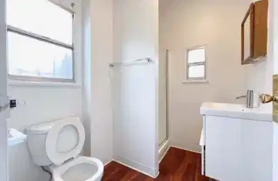 1235 W 37th Pl, Los Angeles - Los Angeles, California, United States - Bathroom