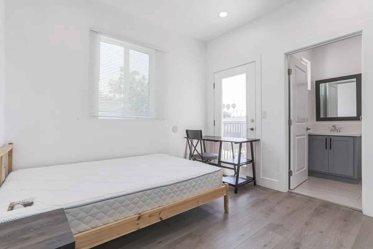 Bathroom?w=400&h=260&fit=crop&q=40&auto=format&trim=auto