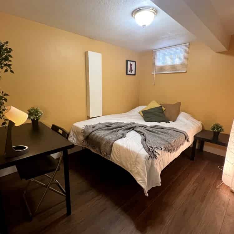 Exterior?w=400&h=260&fit=crop&q=40&auto=format&trim=auto