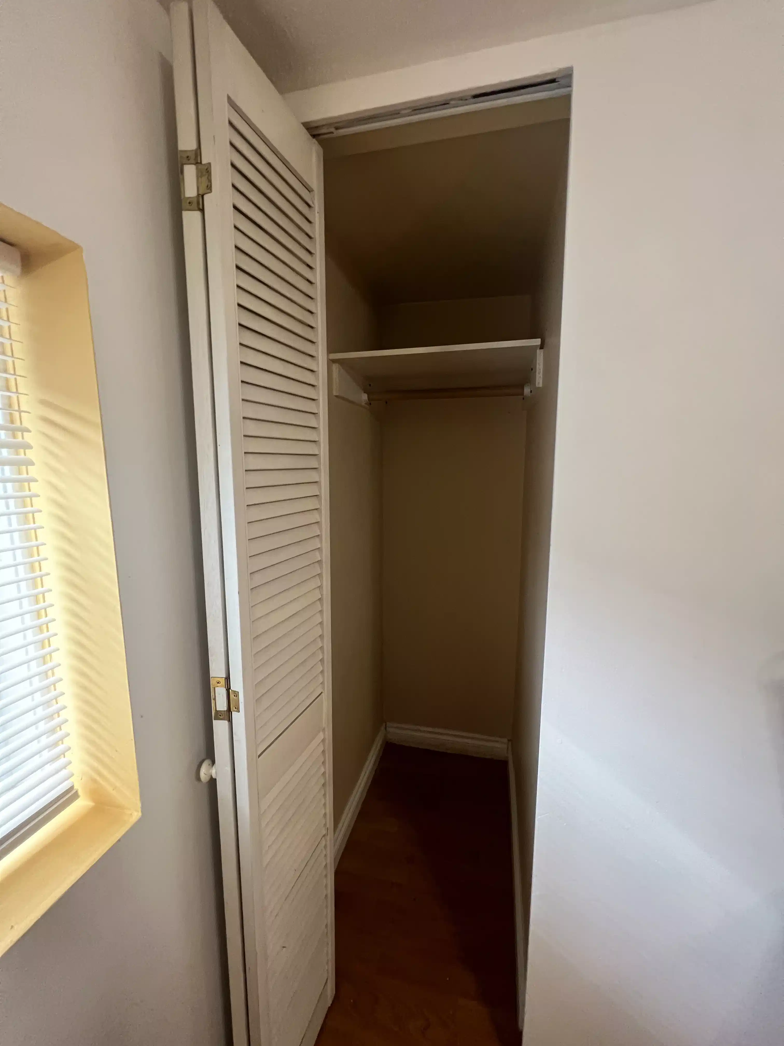 Exterior?w=400&h=260&fit=crop&q=40&auto=format&trim=auto