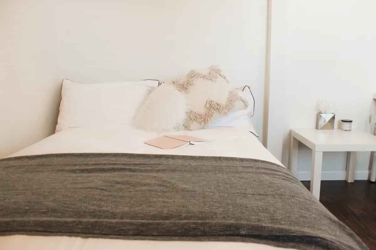 Bathroom?w=400&h=260&fit=crop&q=40&auto=format&trim=auto