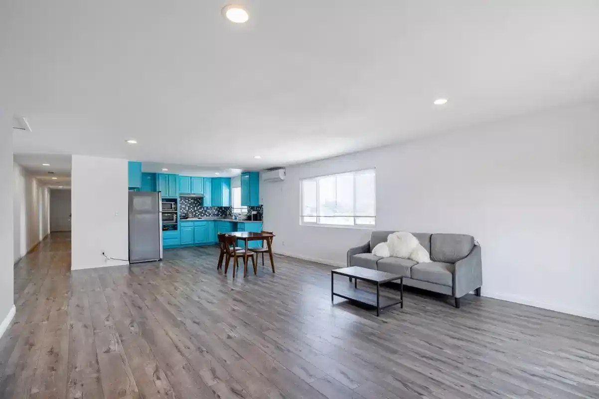 Exterior?w=400&h=260&fit=crop&q=40&auto=format&trim=auto