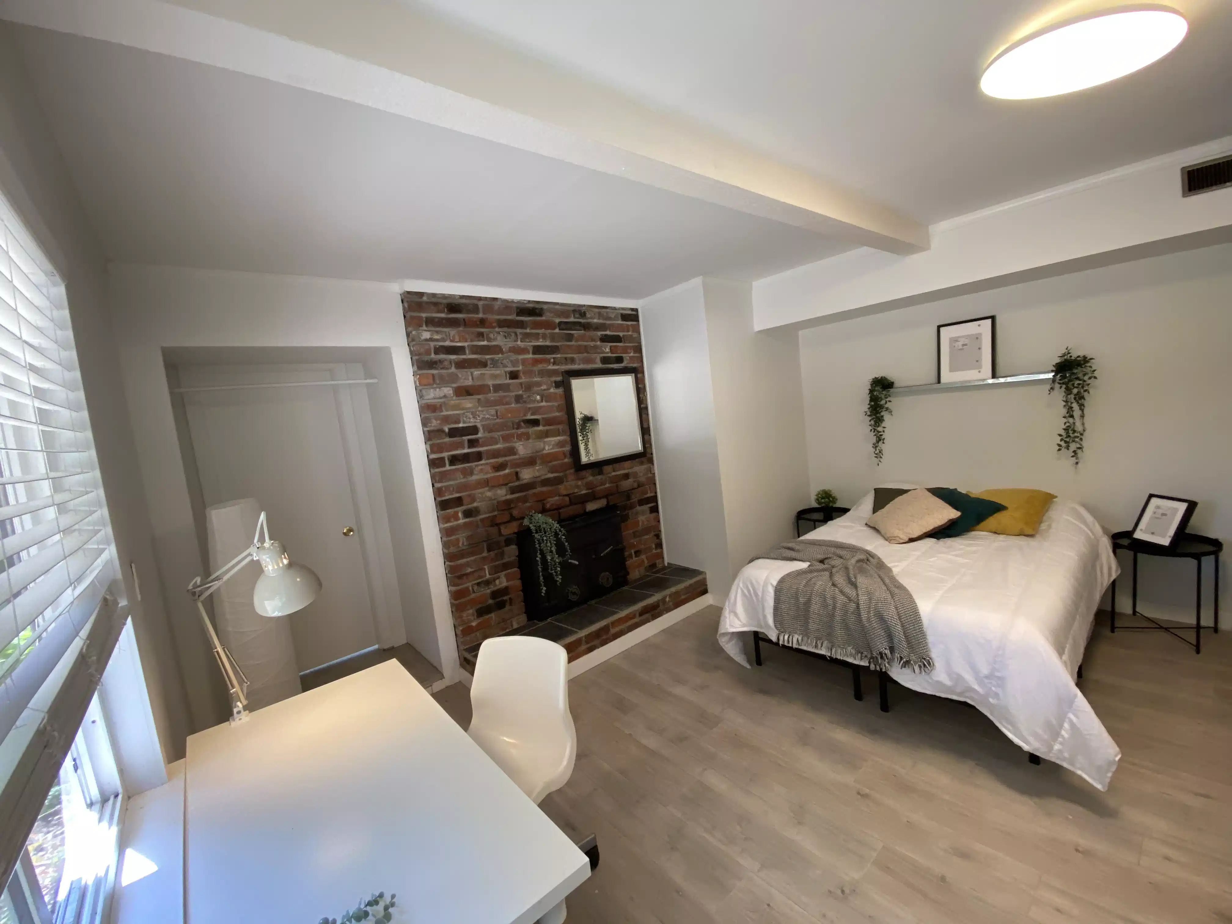 Common Area?w=400&h=260&fit=crop&q=40&auto=format&trim=auto