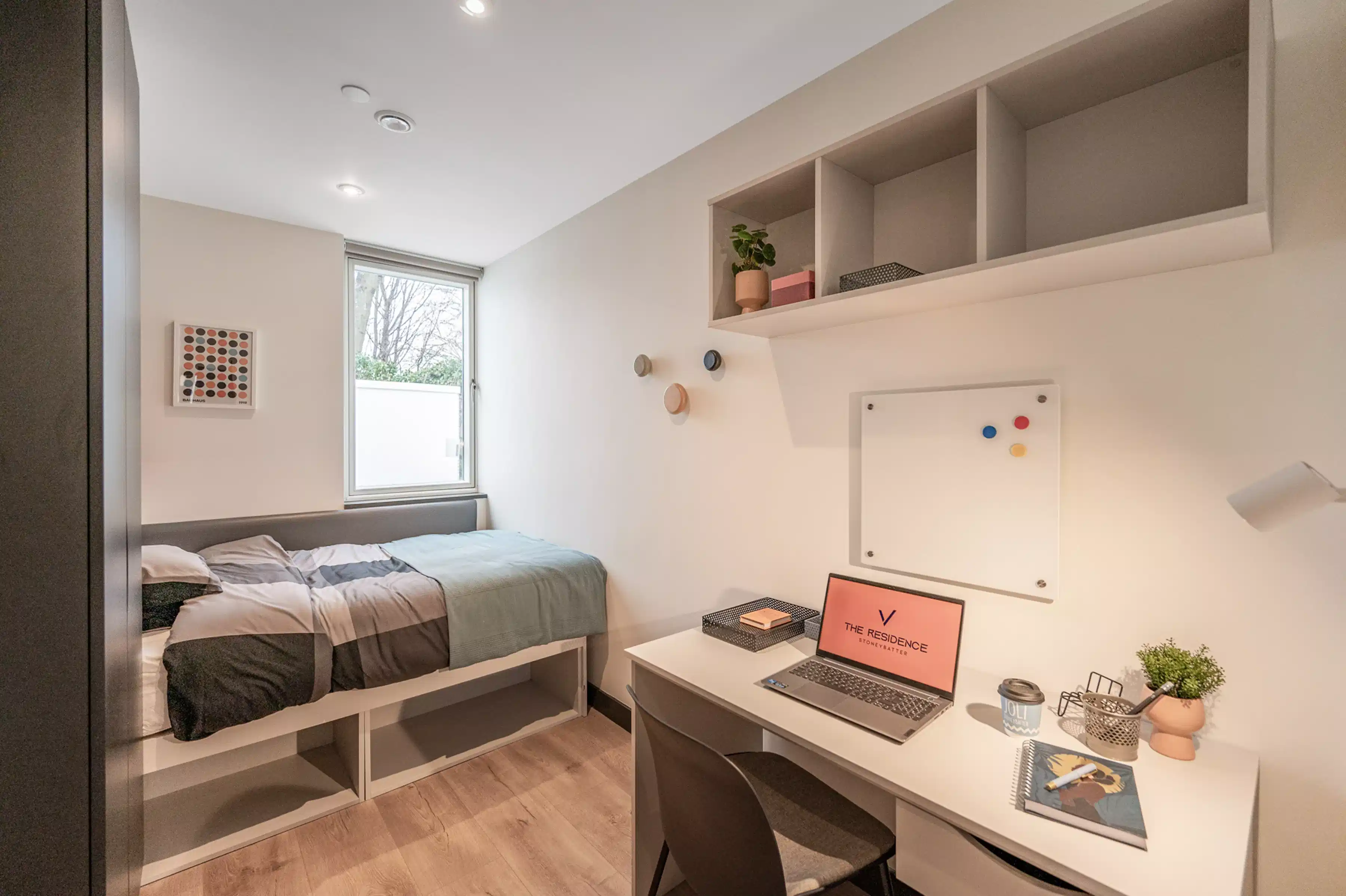 Classic Ensuite in a 7/8 Bedroom Apartment