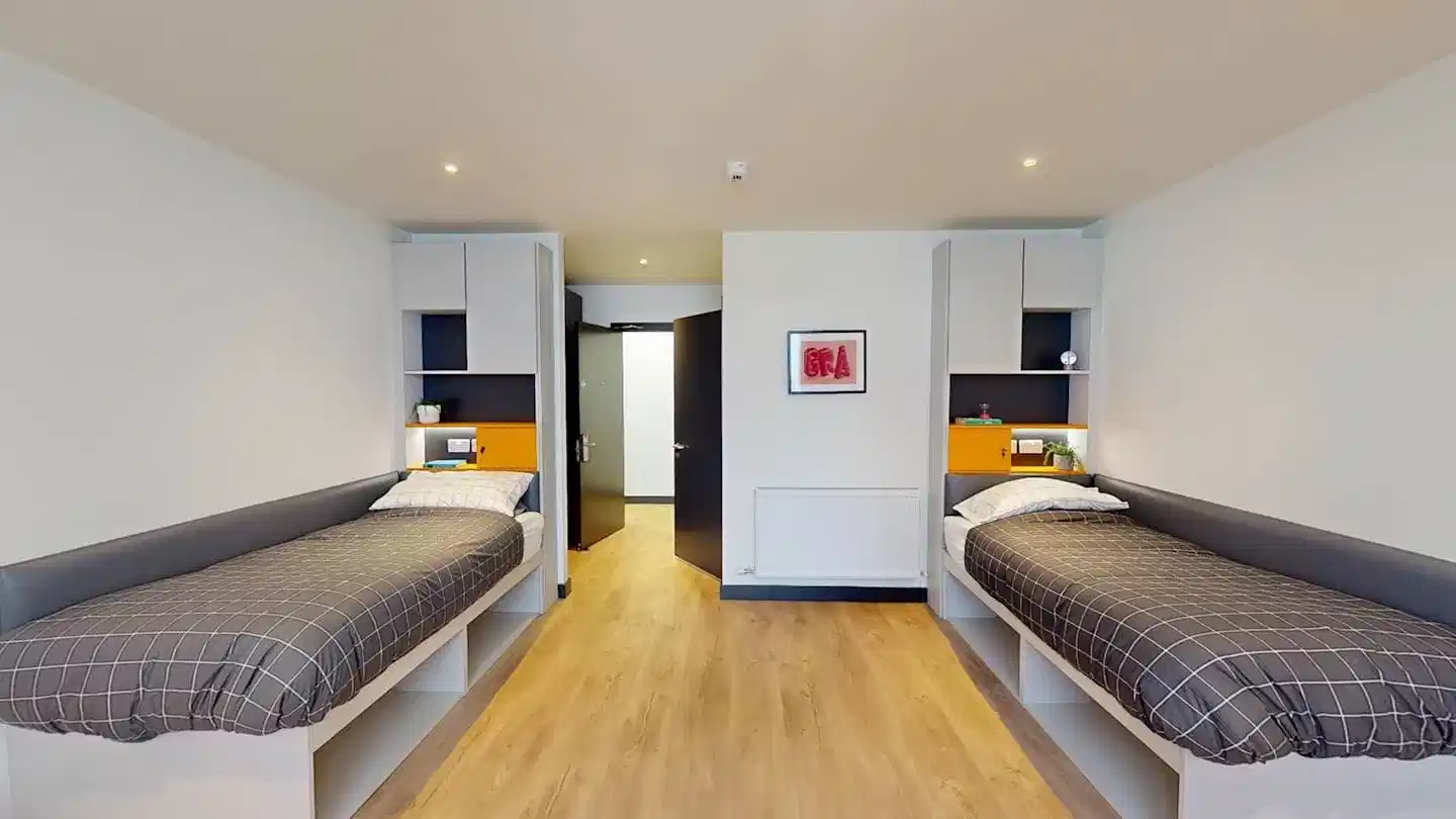 Twin Ensuite in a 2/4 Bedroom Apartment