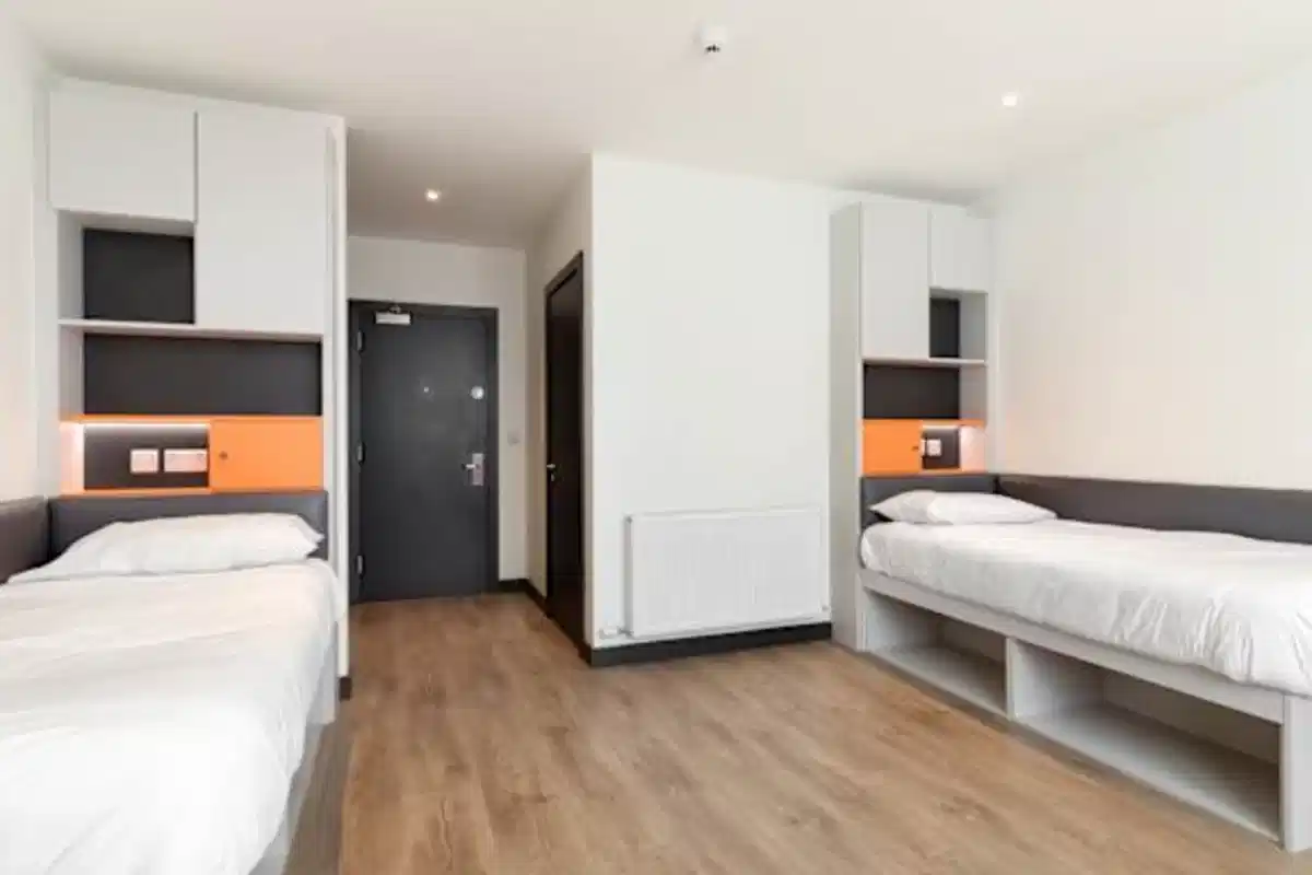 Twin Ensuite (DAC) - 4 Bedroom Apartment