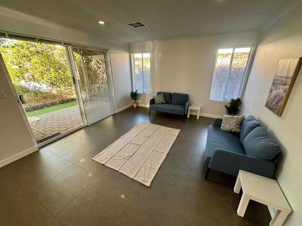 Kitchen?w=400&h=260&fit=crop&q=40&auto=format&trim=auto