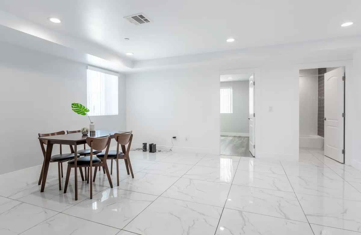 Exterior?w=400&h=260&fit=crop&q=40&auto=format&trim=auto