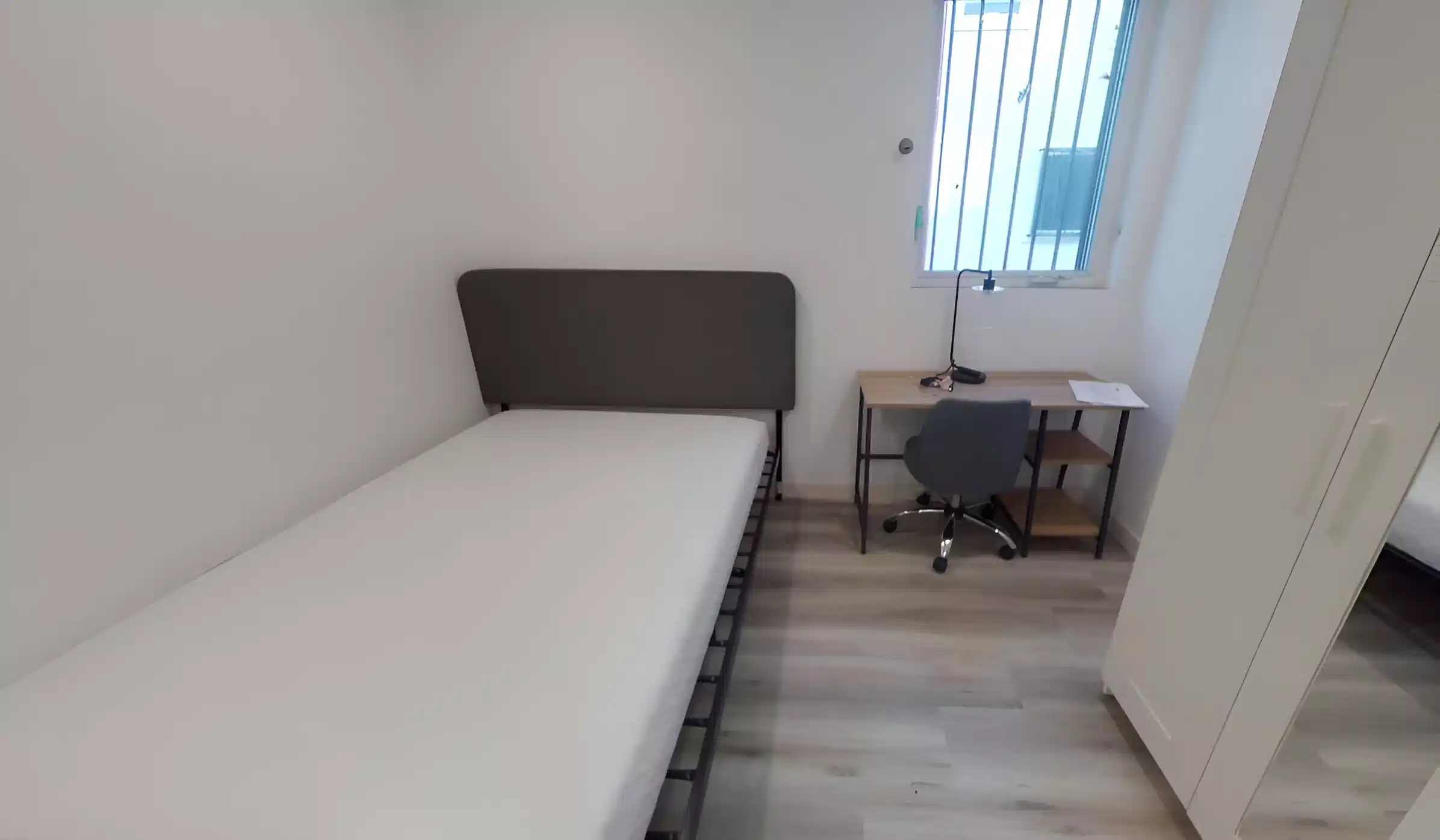 Exterior?w=400&h=260&fit=crop&q=40&auto=format&trim=auto