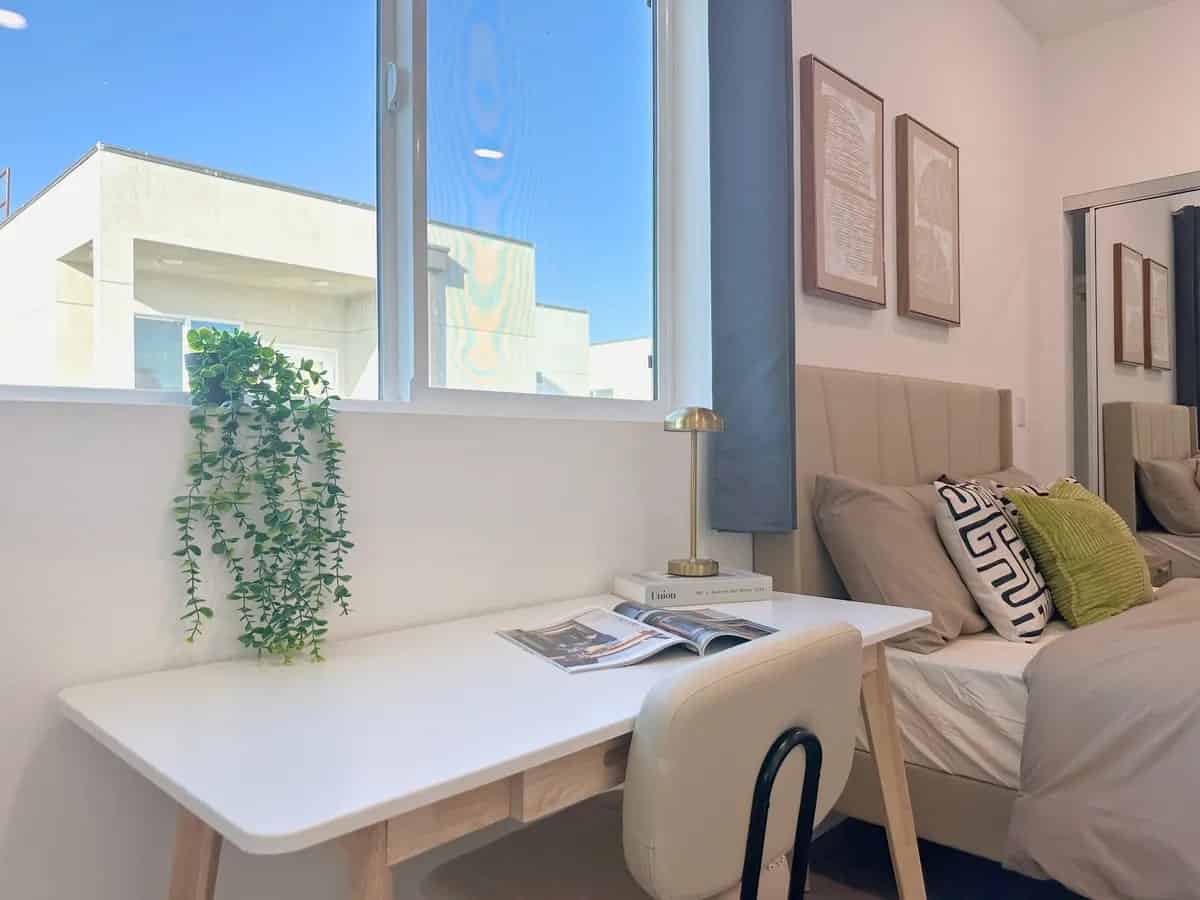 Bedroom?w=400&h=260&fit=crop&q=40&auto=format&trim=auto