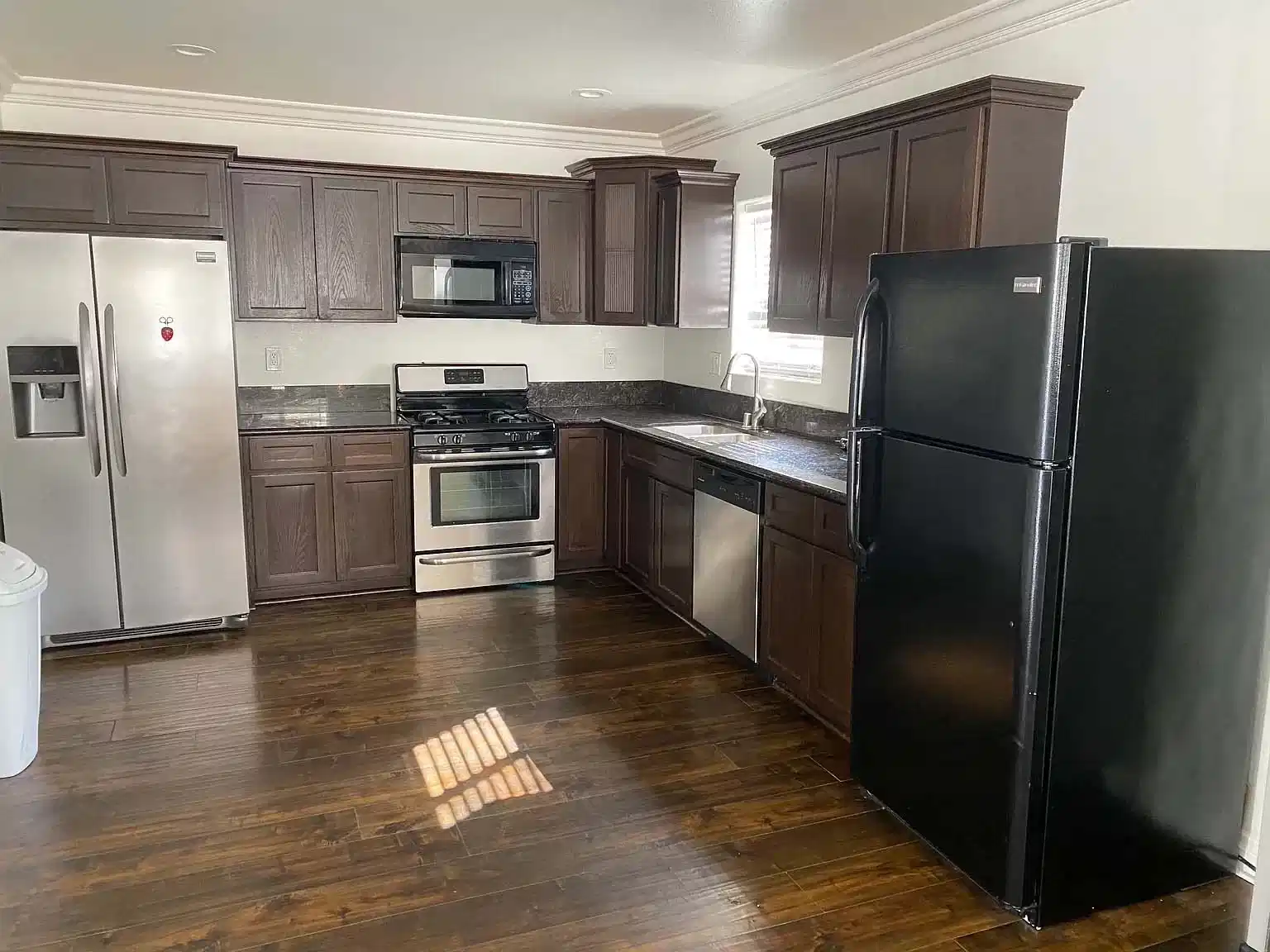 1251 W 35th St, Los Angeles - Los Angeles, California, United States - Kitchen