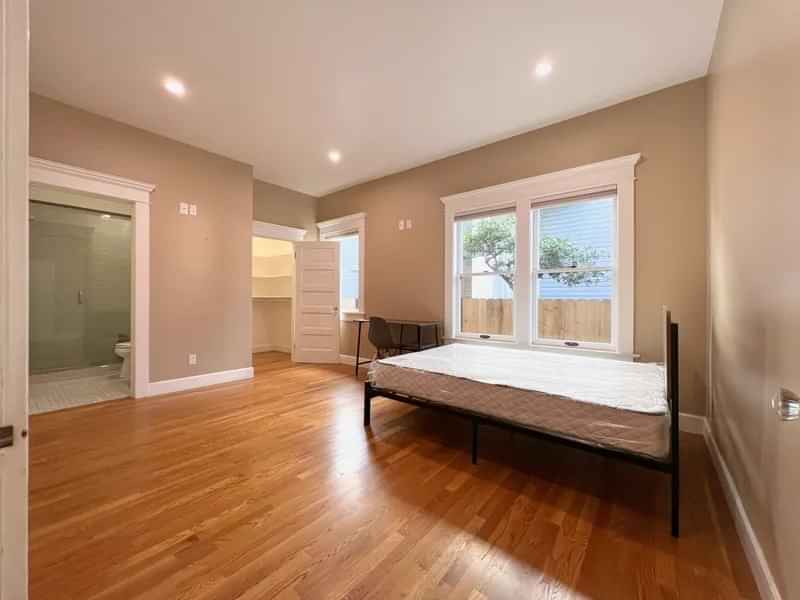 Exterior?w=400&h=260&fit=crop&q=40&auto=format&trim=auto