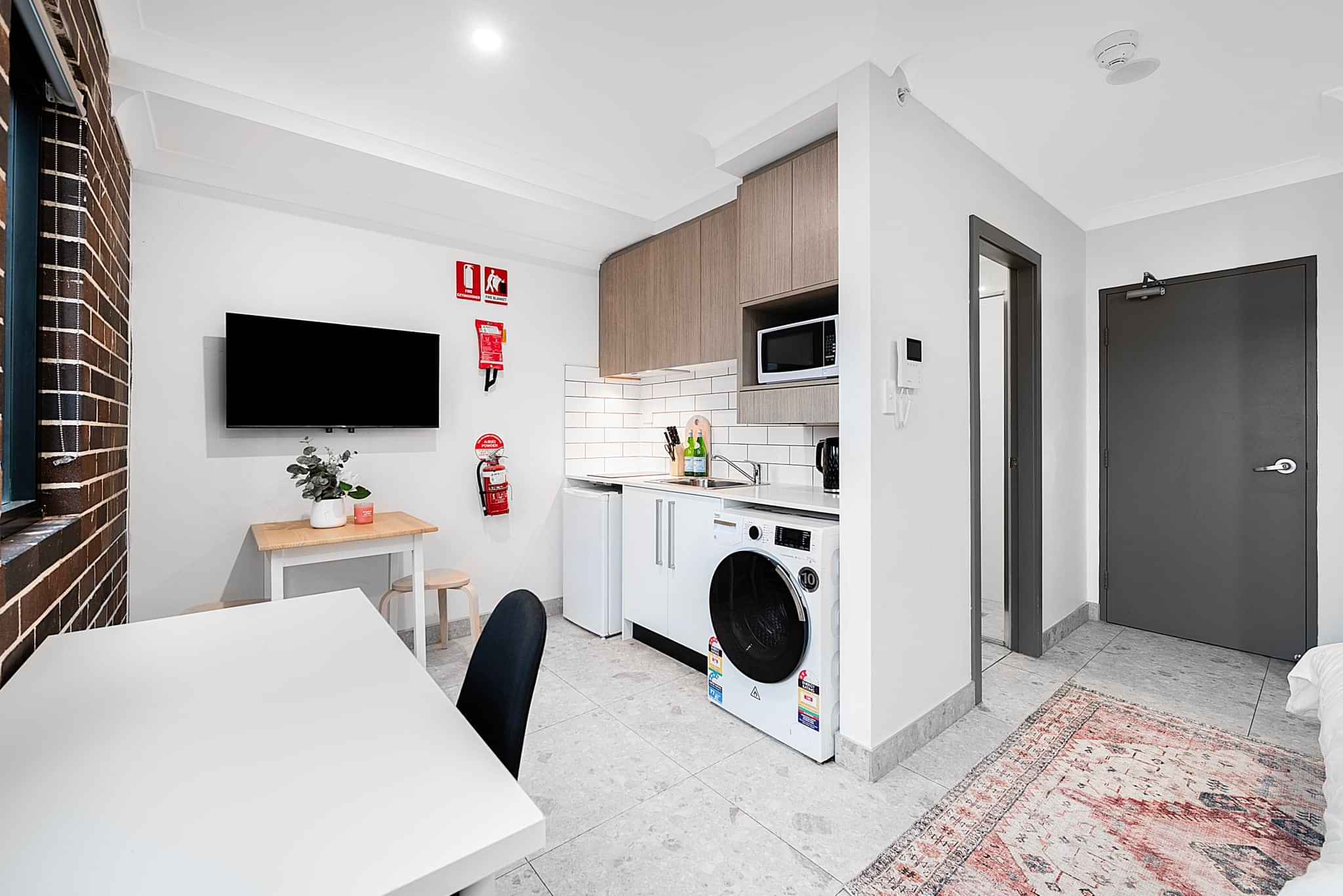 Studio - Bathroom?w=400&h=260&fit=crop&q=40&auto=format&trim=auto