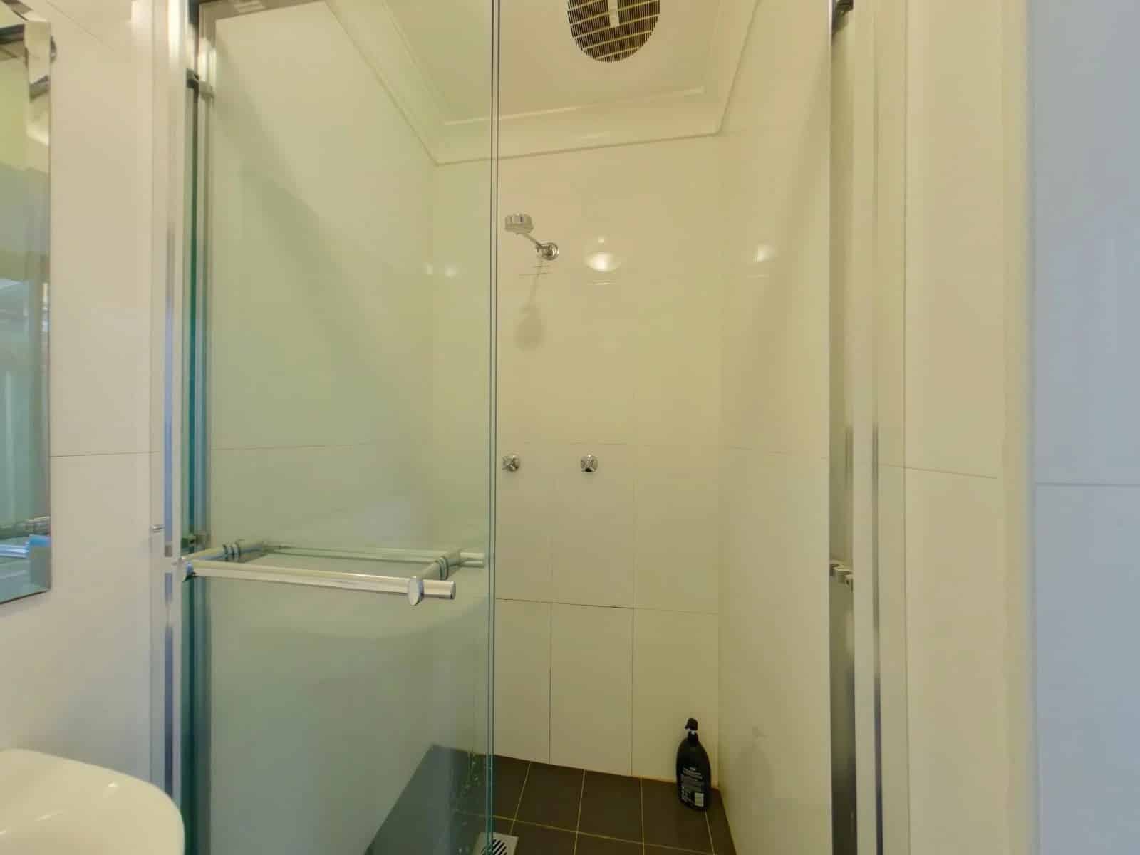 Exterior?w=400&h=260&fit=crop&q=40&auto=format&trim=auto