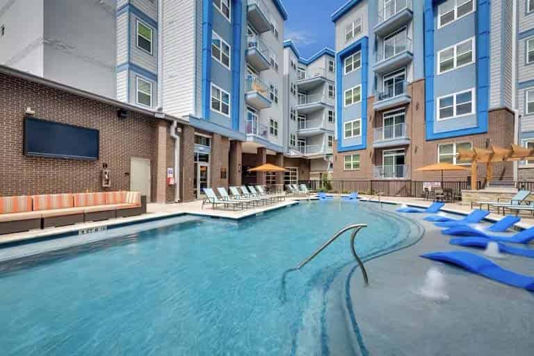 Amenities?w=400&h=260&fit=crop&q=40&auto=format&trim=auto