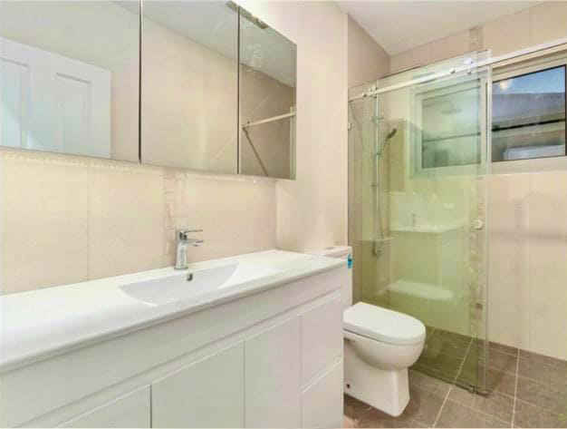 Exterior?w=400&h=260&fit=crop&q=40&auto=format&trim=auto