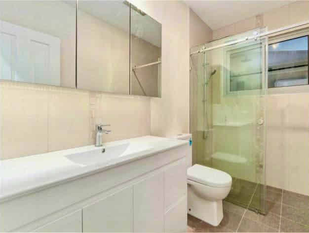 Exterior?w=400&h=260&fit=crop&q=40&auto=format&trim=auto