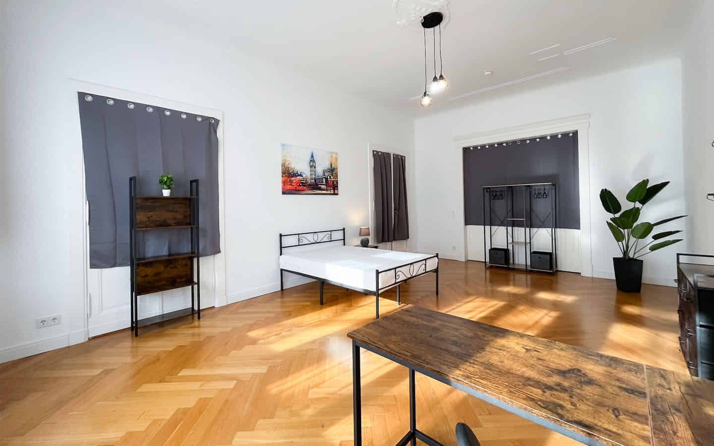 Exterior?w=400&h=260&fit=crop&q=40&auto=format&trim=auto