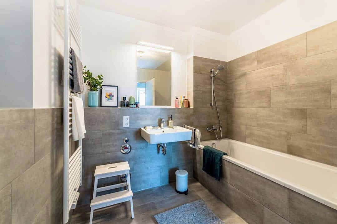 Bedroom?w=400&h=260&fit=crop&q=40&auto=format&trim=auto