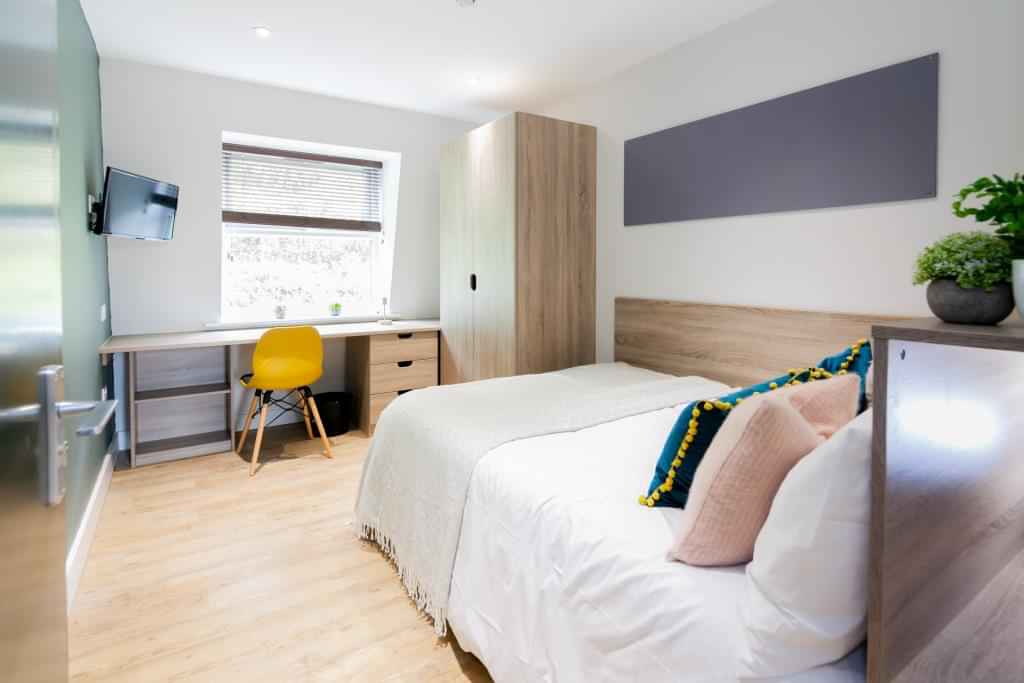 6 Bedroom 2 Bathroom Apartment - Bedroom?w=400&h=260&fit=crop&q=40&auto=format&trim=auto