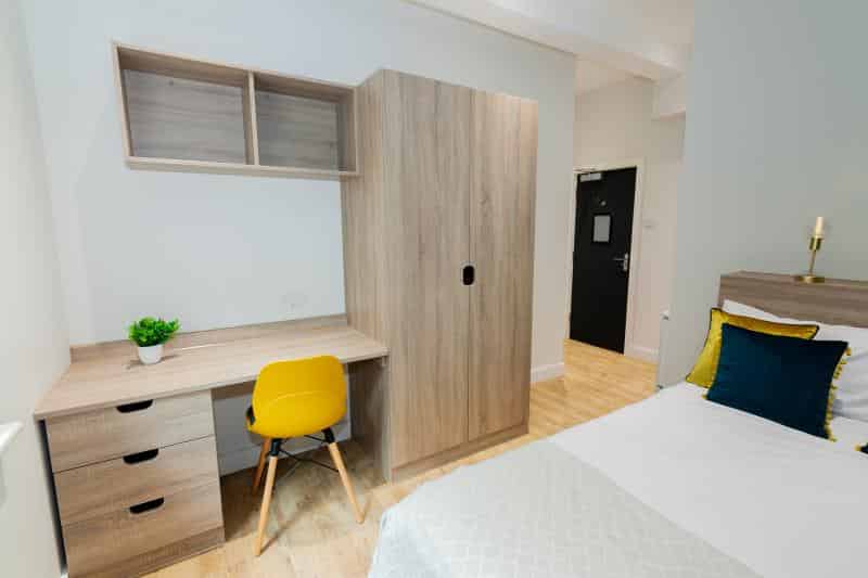 Common Area?w=400&h=260&fit=crop&q=40&auto=format&trim=auto