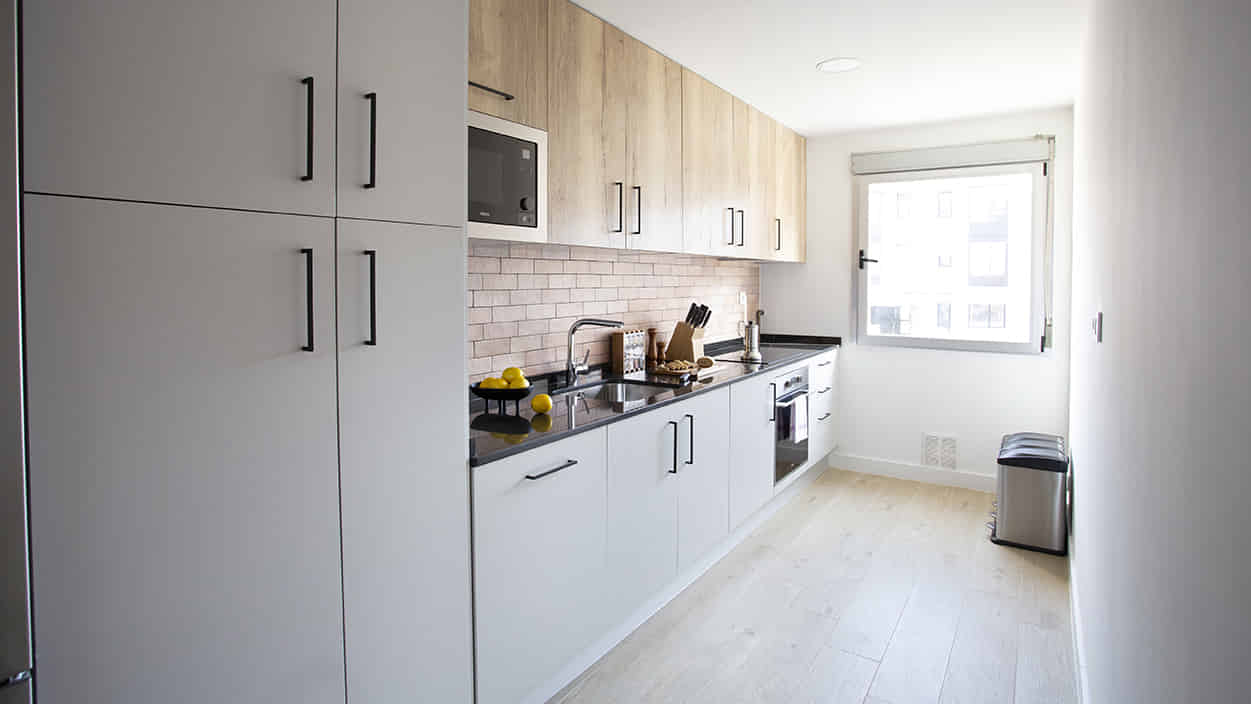 Calle Esperanza Sanchez Carrascosa, Madrid - Madrid, Spain - Kitchen