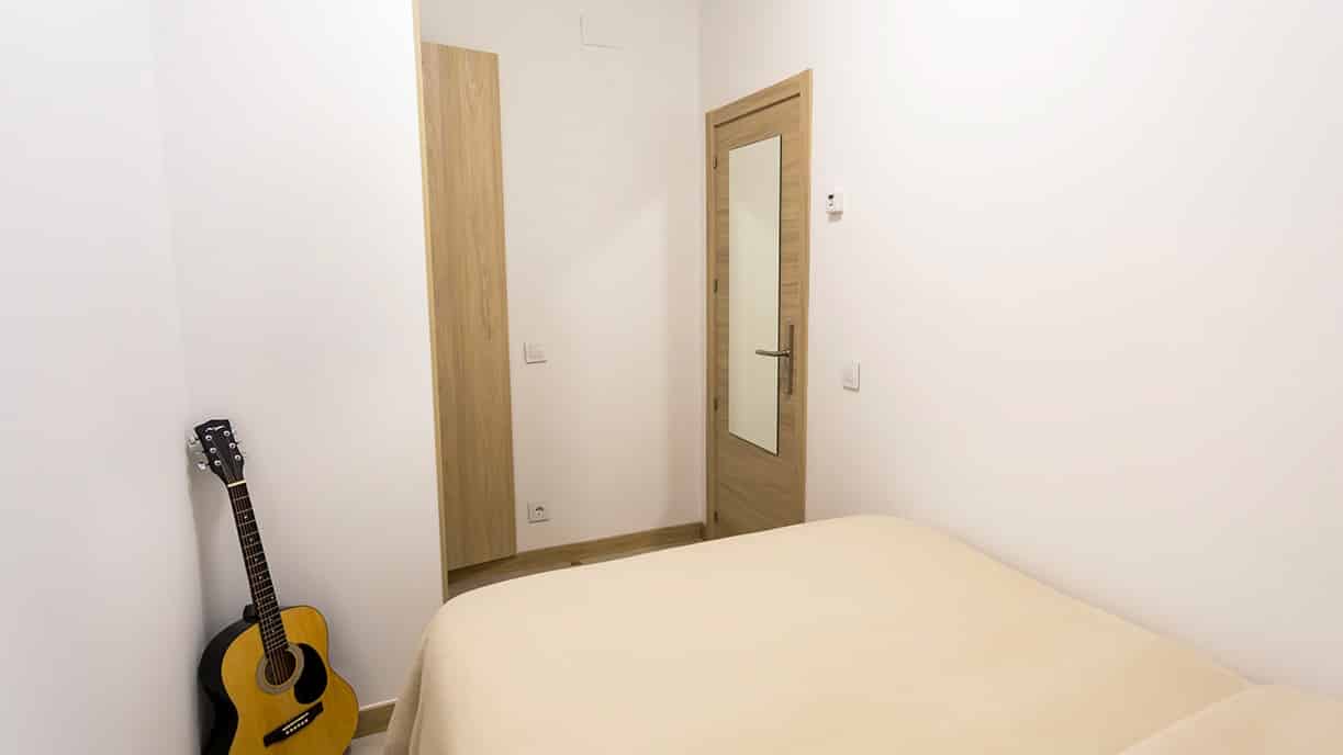 Common Area?w=400&h=260&fit=crop&q=40&auto=format&trim=auto