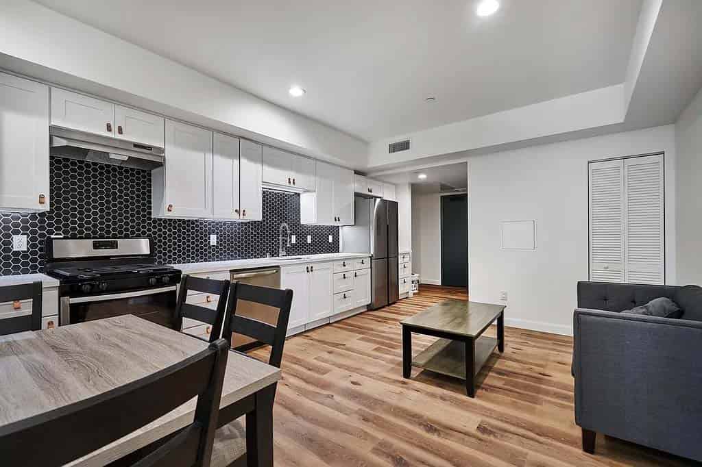 Common Area?w=400&h=260&fit=crop&q=40&auto=format&trim=auto