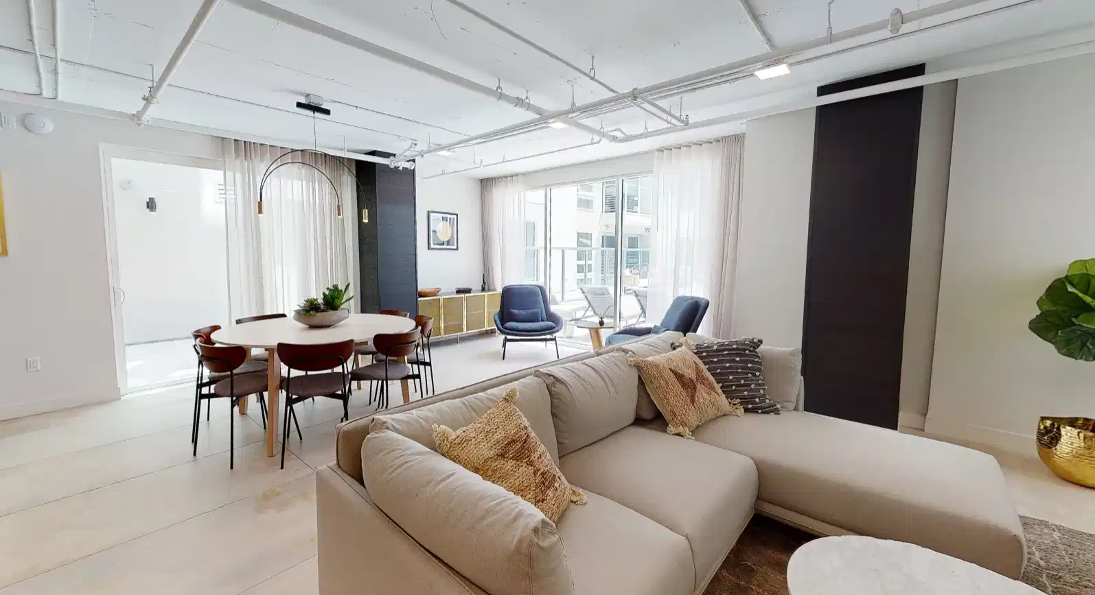 Amenities?w=400&h=260&fit=crop&q=40&auto=format&trim=auto