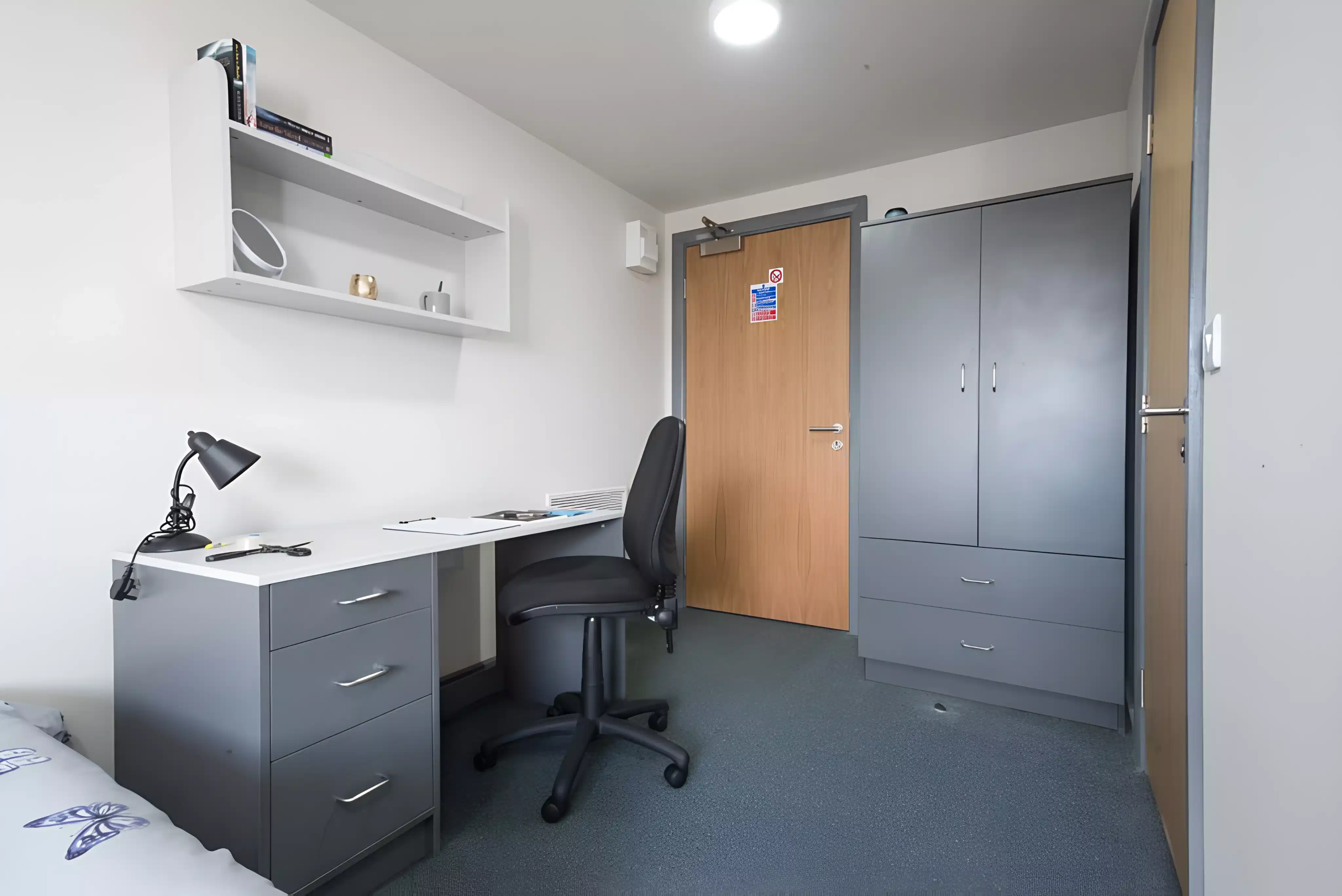 Exterior?w=400&h=260&fit=crop&q=40&auto=format&trim=auto