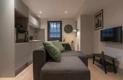1 Bedroom Apartment - Bathroom?w=400&h=260&fit=crop&q=40&auto=format&trim=auto