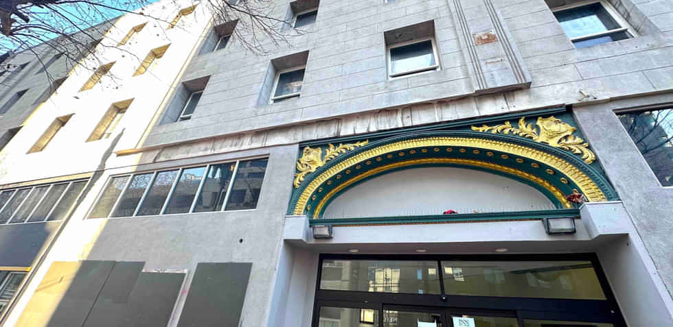 Exterior?w=400&h=260&fit=crop&q=40&auto=format&trim=auto