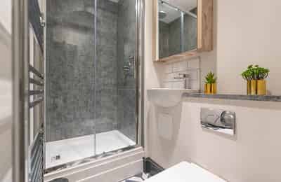 1 Bedroom Apartment - Bedroom?w=400&h=260&fit=crop&q=40&auto=format&trim=auto