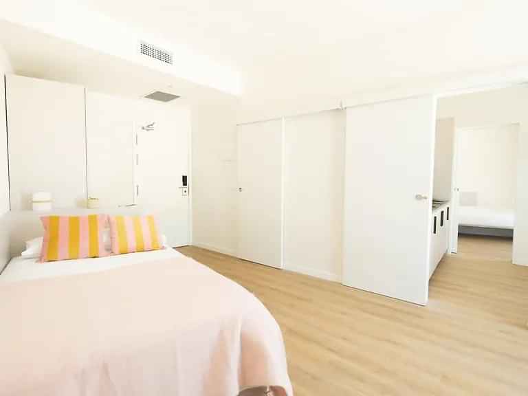 Exterior?w=400&h=260&fit=crop&q=40&auto=format&trim=auto