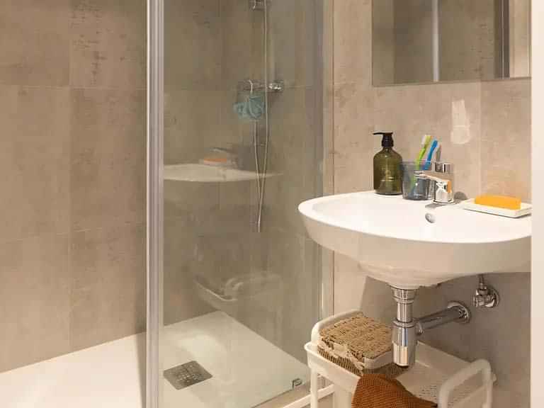 Exterior?w=400&h=260&fit=crop&q=40&auto=format&trim=auto