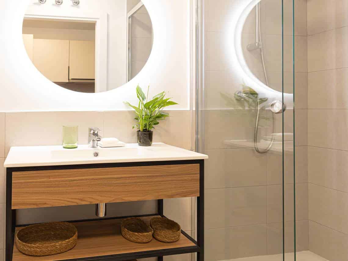 Common Area?w=400&h=260&fit=crop&q=40&auto=format&trim=auto