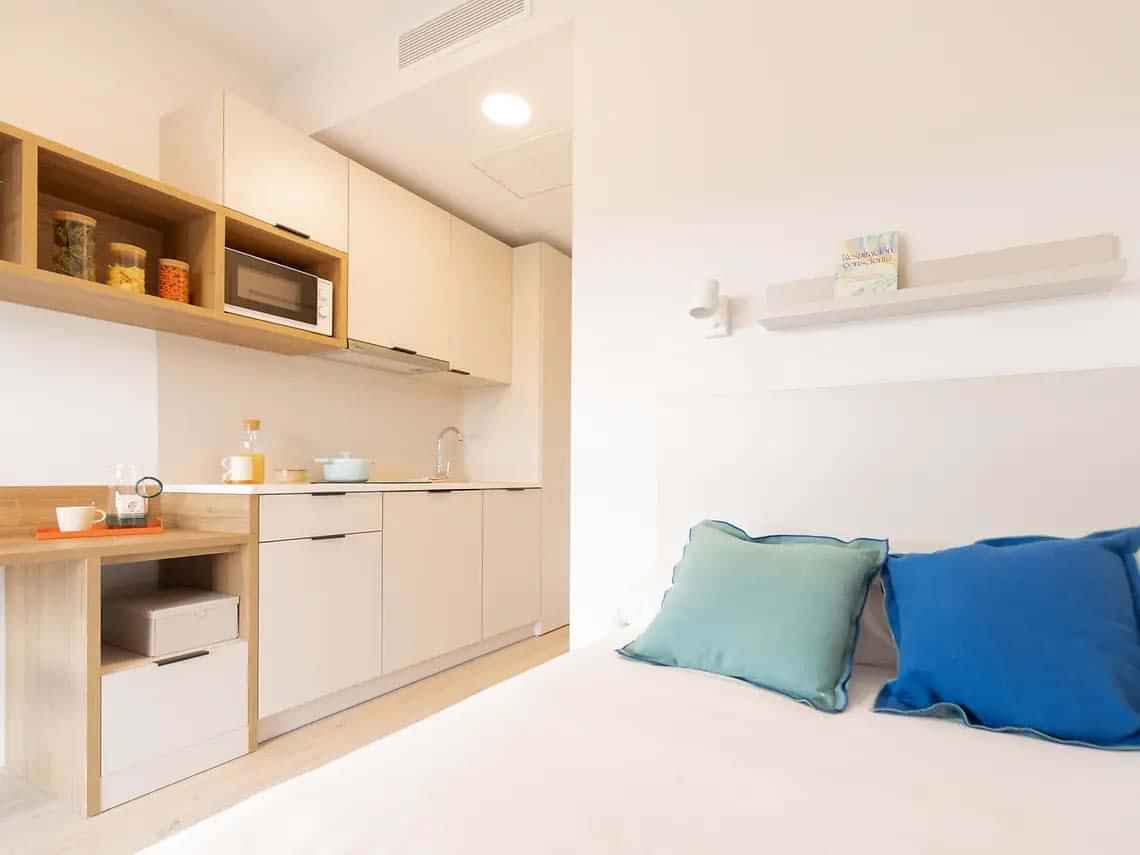 Common Area?w=400&h=260&fit=crop&q=40&auto=format&trim=auto