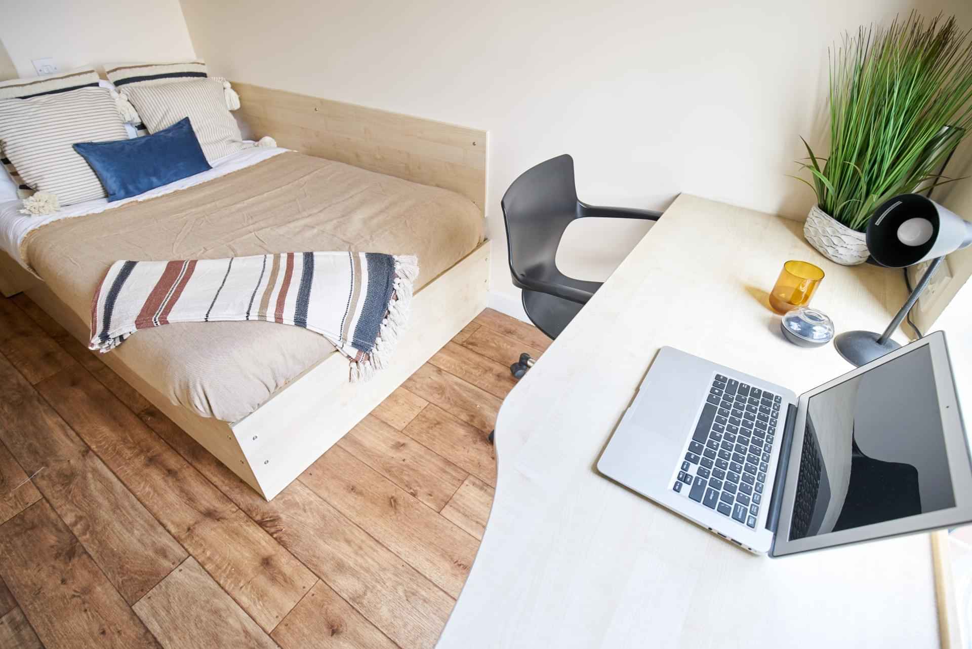 Common Area?w=400&h=260&fit=crop&q=40&auto=format&trim=auto