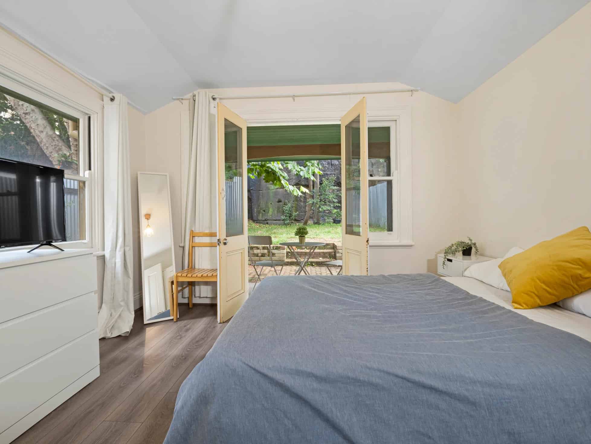 Exterior?w=400&h=260&fit=crop&q=40&auto=format&trim=auto