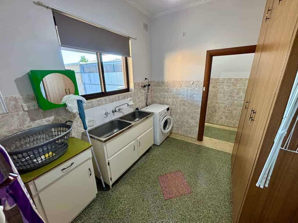 Exterior?w=400&h=260&fit=crop&q=40&auto=format&trim=auto