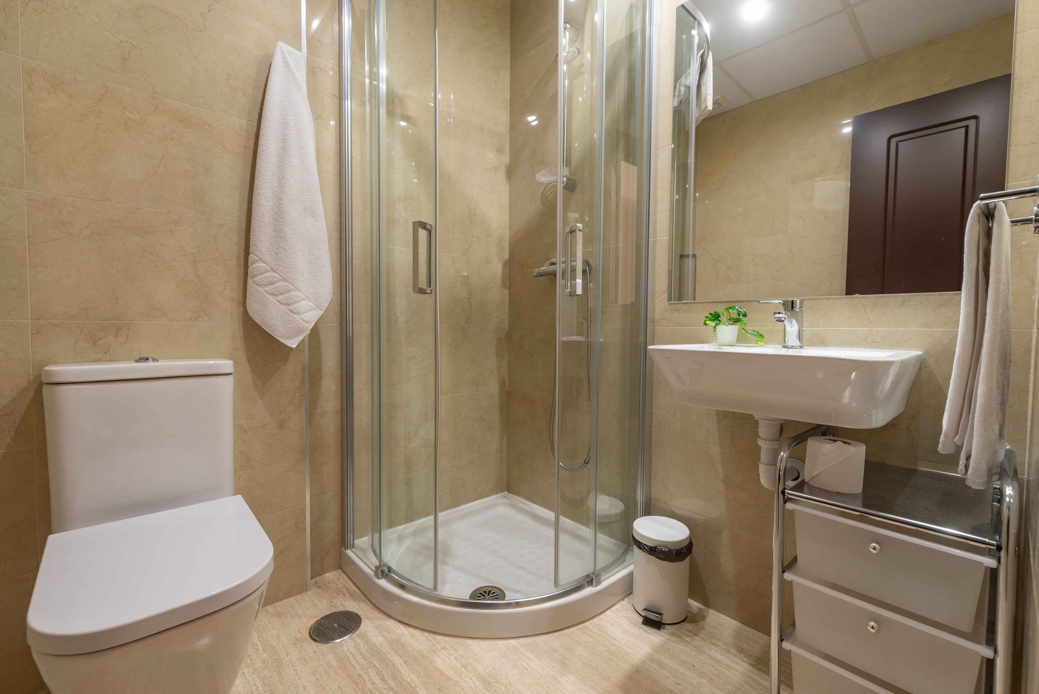 Common Area?w=400&h=260&fit=crop&q=40&auto=format&trim=auto