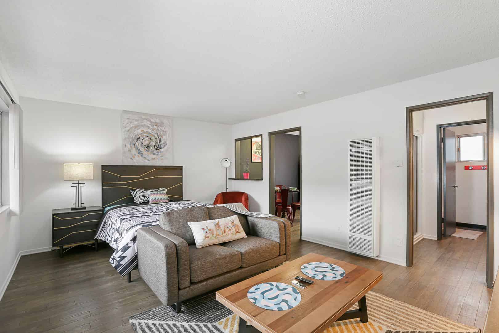 Bathroom?w=400&h=260&fit=crop&q=40&auto=format&trim=auto