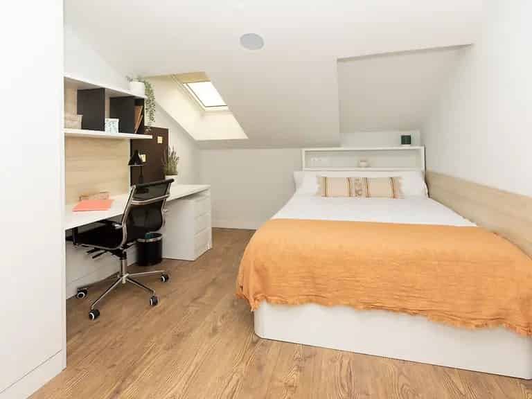 Exterior?w=400&h=260&fit=crop&q=40&auto=format&trim=auto